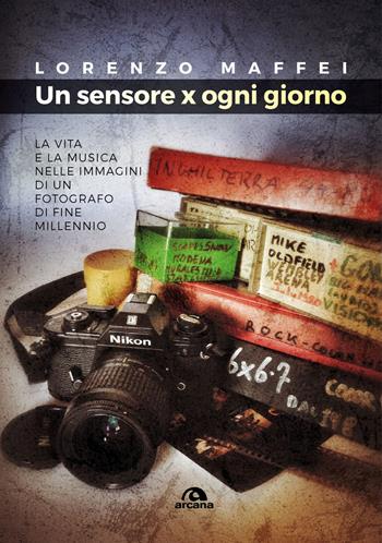 Un sensore x ogni giorno. La vita e la musica nelle immagini di un fotografo di fine millennio - Lorenzo Maffei - Libro Arcana 2017, Musica | Libraccio.it