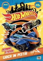 Gioca in pista! Hot Wheels. Scenari sticker. Ediz. a colori